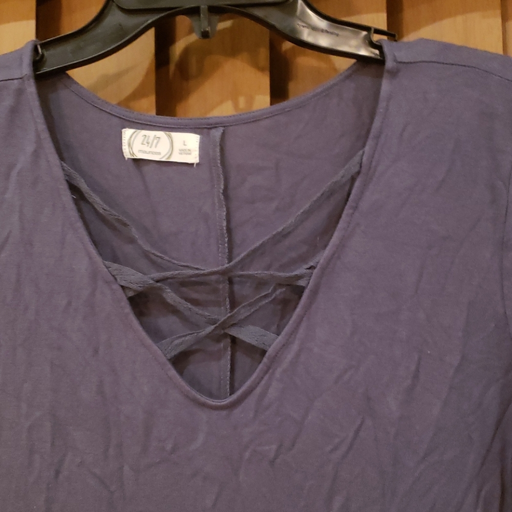 Maurice's v neck tee, size large - Picture 3 of 3